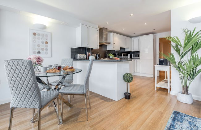 Spacious Apartment In The Heart Of Windsor - Photo 7