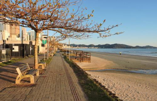 Apart de luxo 3 suites 2 vagas de garagem e quadra do mar - Foto 25