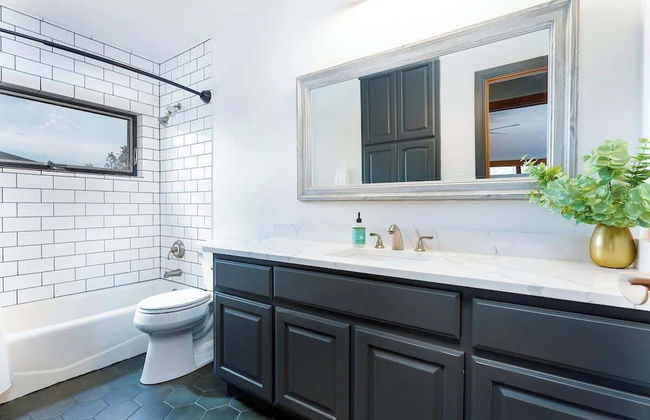 Luxurious Lake Park House: Sleeps 25, Pool, Hot-tub, Firepit and Game Room! - Photo 35