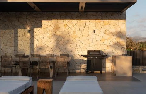 Athina Luxury Villa, with Pool & Walk to the Beach, By ThinkVilla - Foto 20