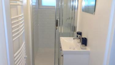 Vintage & Cosy - 4 pers - 10 min Disneyland - Gare 50 m - Paris 30 min - CDG 30 min - Foto 4, Shower