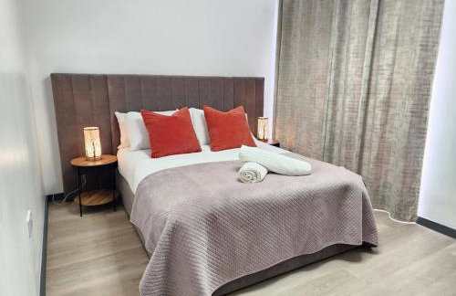 Elegant 2-Bed Apartment with AC, Sleeps 6, Free Parking, Netflix, WiFi, New build - Photo 35