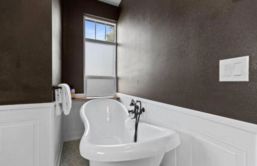 Hot Tub & Firepit Just Mins From Dwntwn Arena GU - Foto 20