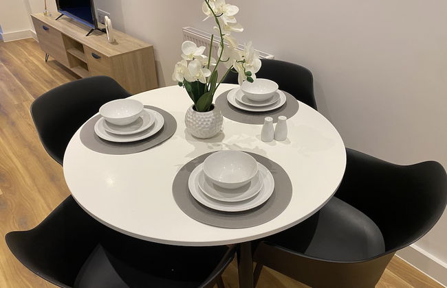 Cosy Stunning two Bed Apartment With Balcony - Foto 15