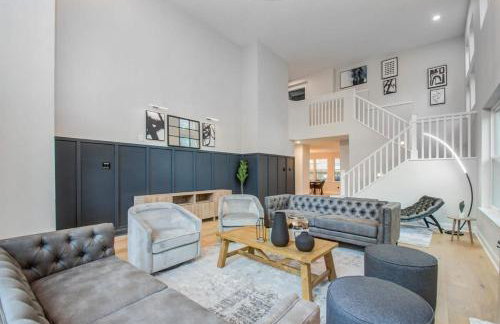 Luxury Mansion Dream Home - 6 Bed Pool Grill - Photo 8