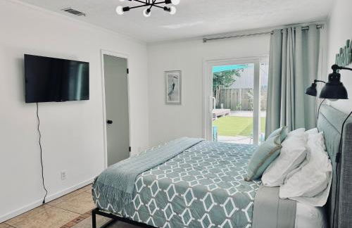 Sea Salt Vacation Home, Private Pool - Walk to Beach - Foto 16