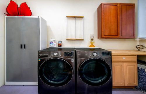 The Golden Parlor- Historic Victorian, Hot Tub - Foto 14