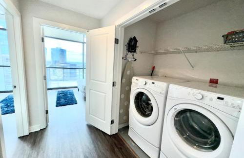 Skyline Retreat Penthouse, Top Floor, Year round Pool, City View! - Foto 22