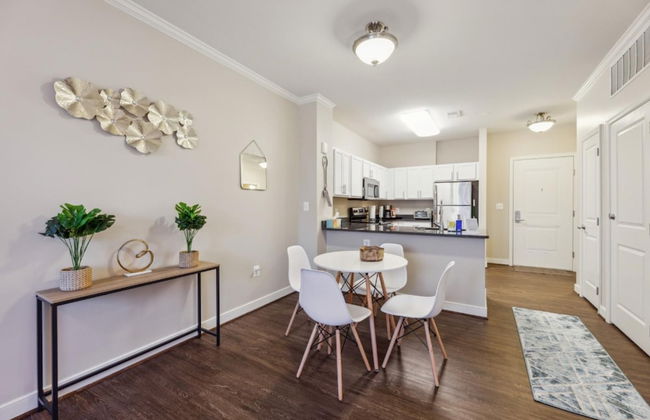 Stylish 1 BR Apartment w Movie Theater - Photo 25