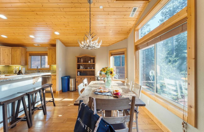 Washoe Chalet by Avantstay Game Room, Hot Tub, Putting Green & Fire Pit - Foto 11