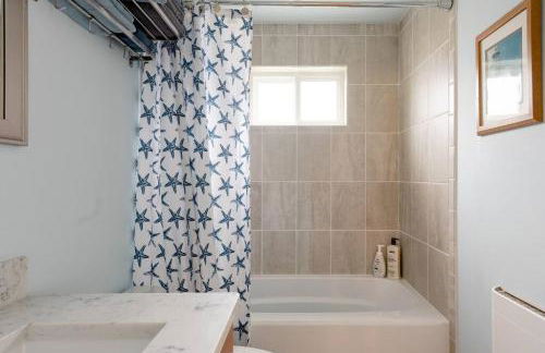 Alki Beach Cottage, NEW, 2 bedrooms, 2 bathrooms, near beach, AC, WD, Parking - Foto 13