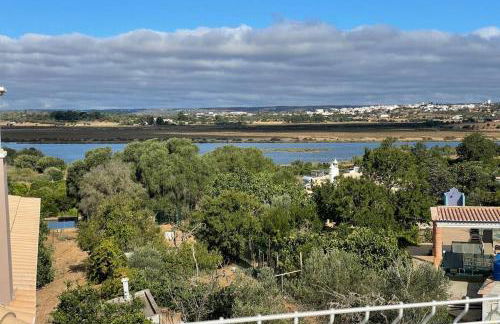 Spacious Villa. Large Rooftop. 4 Bedroom Sleeps 8 - Foto 1