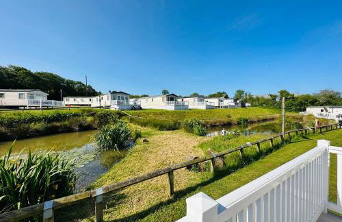 Modern two bedroom caravan with sofabed Sleeps 6 - Foto 6