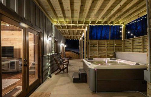 WolfCabin Lux Family Home, Fire Pit, Hot Tub, ADA ramp, ez paved rds - Foto 57