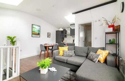 Spacious Multi-Level 3 Bedroom 2 Bathroom Family Apartment Near Hoxton Sleeps 6 - Foto 1