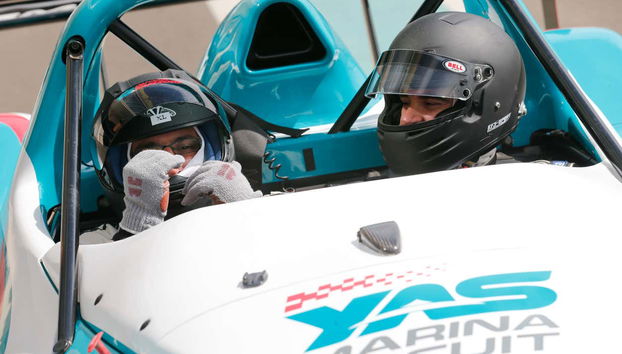 Prêts pour parcourir la piste de Yas Marina
