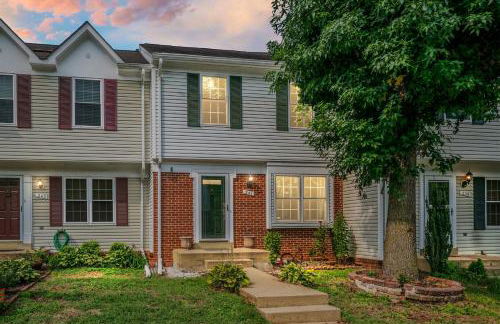 4BR Townhome, Close to Shops & Restaurants, 40 Mins to DC - Foto 34