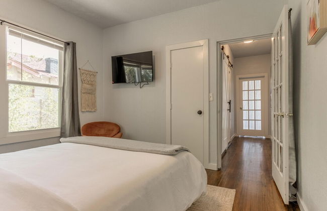 2BR Stylish Retreat in Midtown - Photo 30