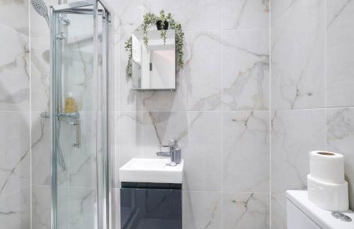 Luxurious 1 Bed Serviced Apartment with Wi-Fi - Photo 78