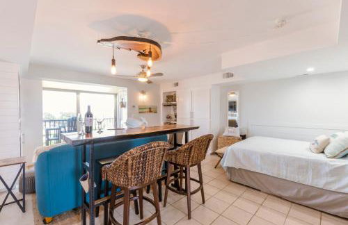 Stunning Ocean Views STEPS from the Beach with Pool! Fabulous 4th Floor Studio! - Foto 3