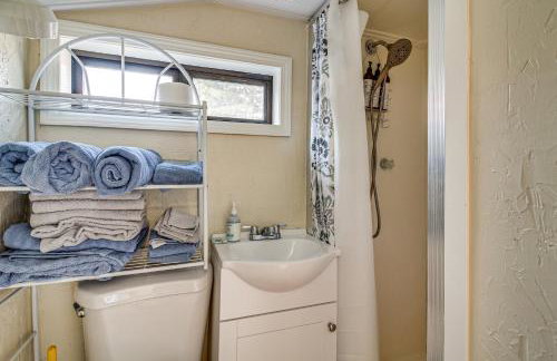 Walk to Mingus Park Quaint Escape with Private Yard - Foto 13