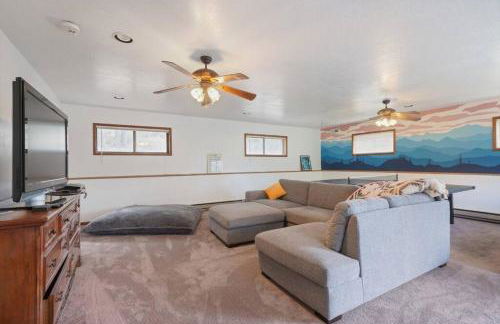 Mountain Home w/ a River in Back - Close to Skiing - Foto 27