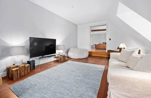 GUT KLETKAMP "Penthouse im Schloss" - Premium-Ferienwohnung mit 5 Schlafzimmern auf 400qm I Kamin I 2 Wohnzimmer I Garten & Terrasse I Wald- und Seeblick I Profi-Küche I 15 Min zur Ostsee I Parkplätze I WLAN - Foto 27