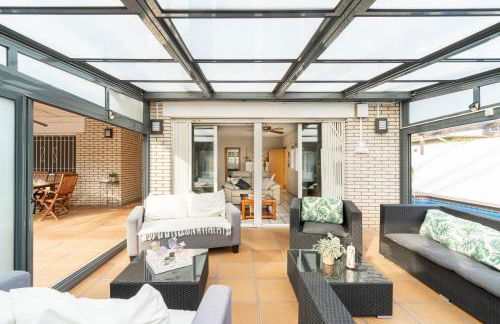 "Charm & Cozy 4BR - 3BA with Pool & Barbecue" - Photo 32