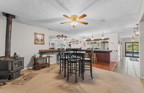 Lakefront Retreat with Deck Movie Room and Yard - Foto 30