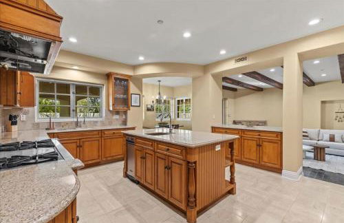 5800 sq ft Gorgeous Tarzana 7 bedroom 9 bathroom home with pool and hot tub - Foto 49