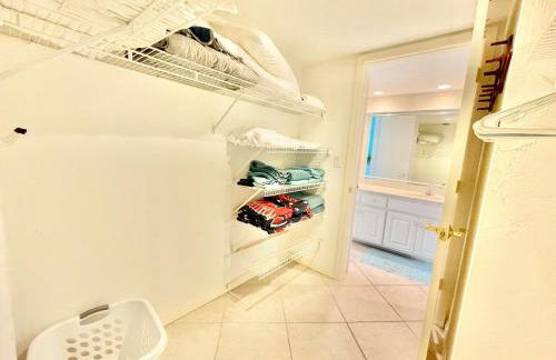 End Unit Steps from Beach Access w/ No Crazy Beach Prices - Foto 27