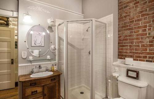 Elegant Loft-style Retreat in Old Firehouse Alley - Foto 19