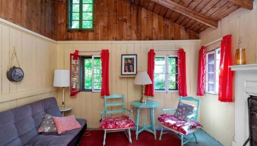 Romantic Couples' Cabin Retreat with Fireplace near White Mountain Forest - Foto 5