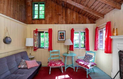 Romantic Couples' Cabin Retreat with Fireplace near White Mountain Forest - Foto 5