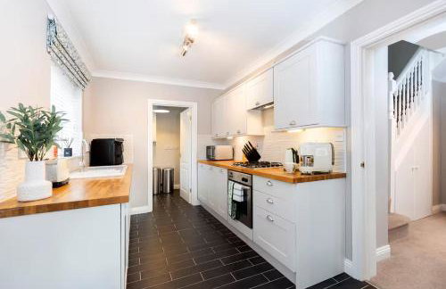 Pass the Keys 4-Bed Home with Garden Parking Near Durham - Foto 8