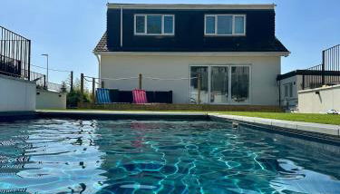 Charmandene - Luxury 5 Bed with Pool and Gated Parking - Foto 4, sunbed