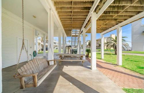 Huge beach house with great views, steps from sand - Foto 48