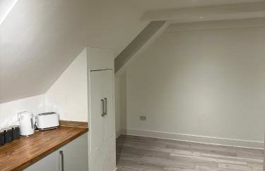 Epsom High Street Apartment 10 - Photo 10