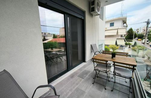 Floral Home 2 - 1st floor apt with private parking! - Photo 5