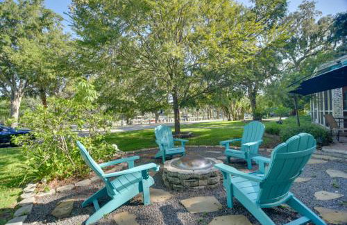 Riverfront Getaway with Hot Tub and Game Room! - Foto 1