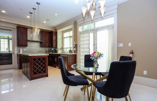 Grand 4 Bedroom Vacation House near Vancouver Downtown - Photo 17