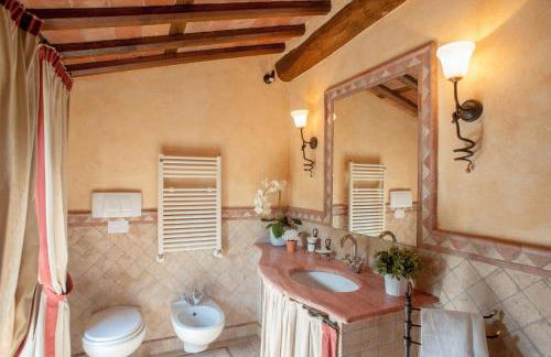 Romantic farmhouse villa Pallina to sleep 5 guests - Photo 55