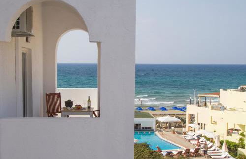 white house by the sea - Photo 47