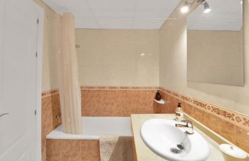 Apartamento con enorme terraza en complejo con piscina en Nueva Andalucía - Lorcrimar - Foto 7