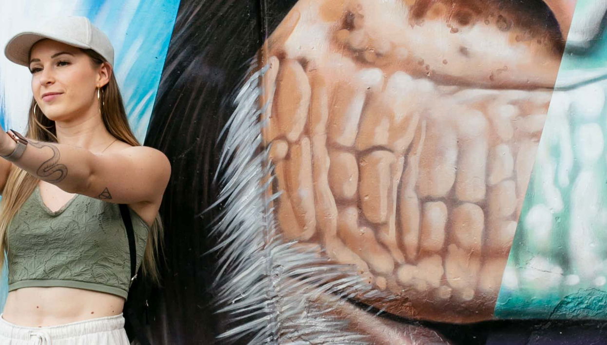 Tour del grafiti por la Comuna 13 en minibús temático