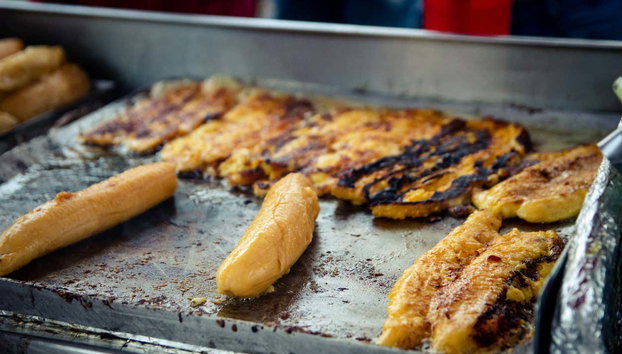 Medellín Street Food Tour - Foto 5, Discover the sweet taste of grilled ripe bananas