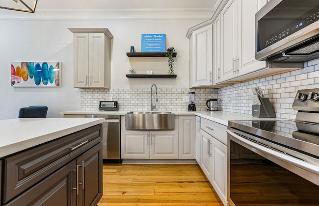 Spacious 5BR Urban Retreat with Balcony & Pool - Foto 39