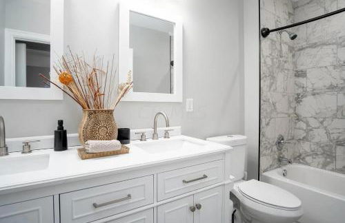 Beautiful 4 Bedroom House Near Downtown Columbus with Garage Parking and Backyard - Foto 8