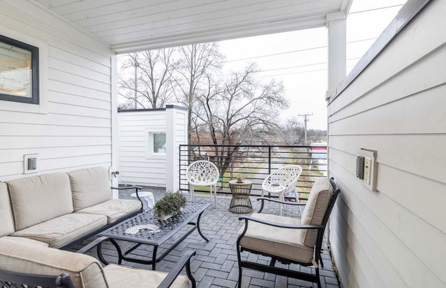 Monty by Avantstay 4bdr 4ba, Balcony w/ Outdoor Seating, 5mins to DT - Photo 3