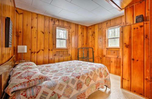 Remote Michigan Retreat on 10 Acres with Grill! - Foto 17